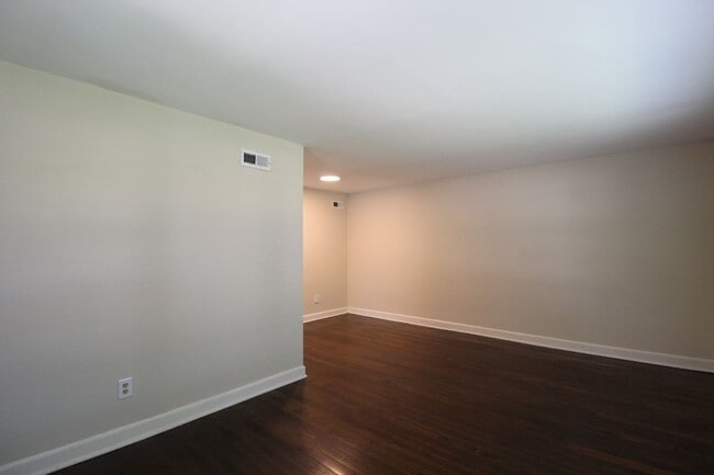 Building Photo - Fully Renovated 1 Bedroom 1 Bath in North Kansas City