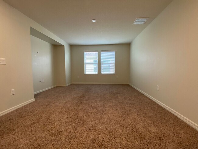 Building Photo - Stunning 5 Bedroom Pool Home in Orchard Hi...