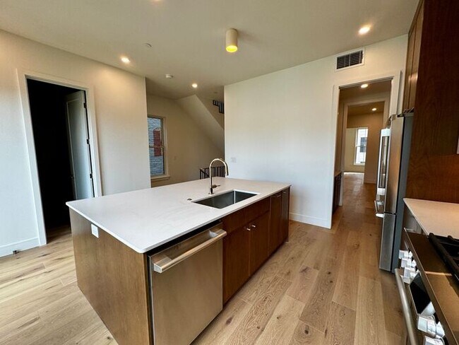 Building Photo - Luxury in the Heart of Huntsville