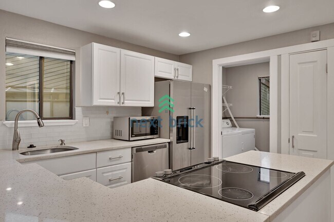 Building Photo - Beautifully Spacious Top-Floor Condo in the Heart of Juanita!