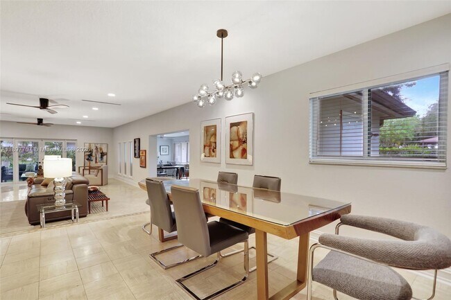 Building Photo - 1128 W Cypress Dr