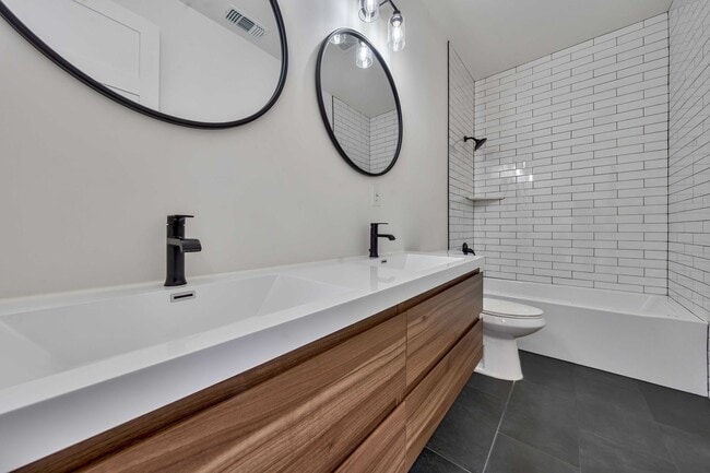 Building Photo - Fully Updated 2BR/2BA Victorian with Priva...