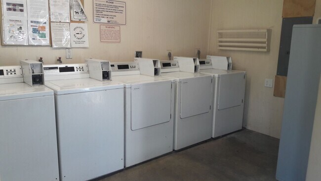 Building Photo - Annual or short term turnkey furnished ground floor condo near Siesta Key