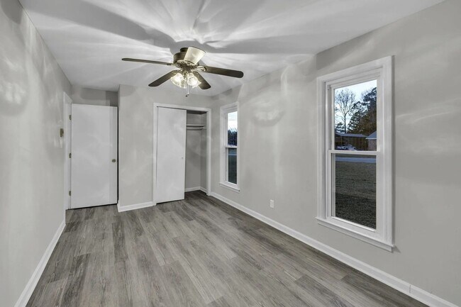 Building Photo - Newly Renovated & Move in ready