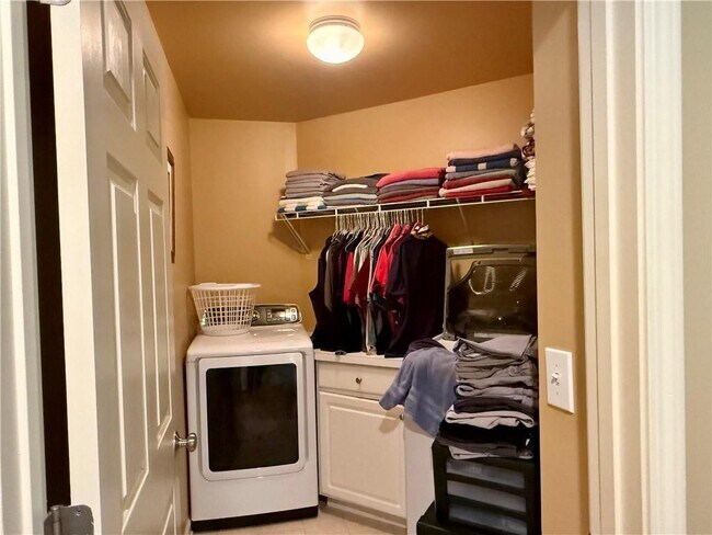 Building Photo - 585 Marylebone Dr