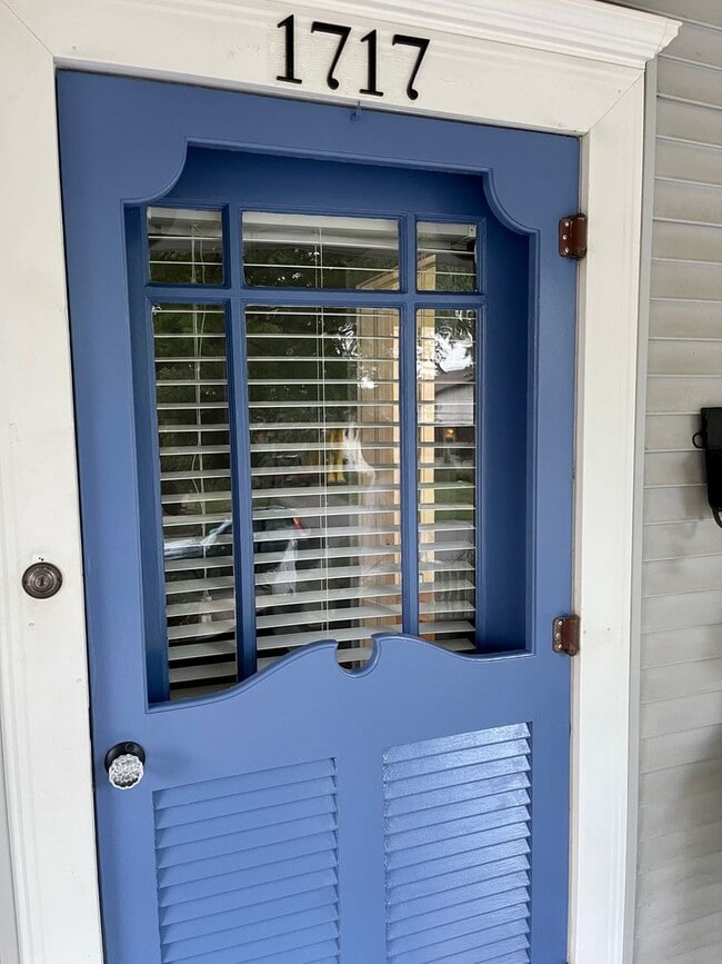 Building Photo - Absolutely stunning 1921 Craftsman style b...
