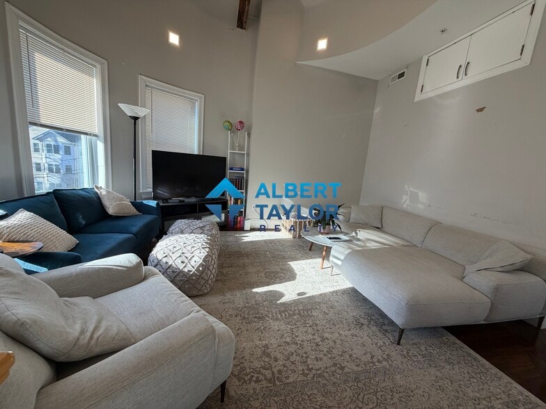 Building Photo - 92 Calumet St