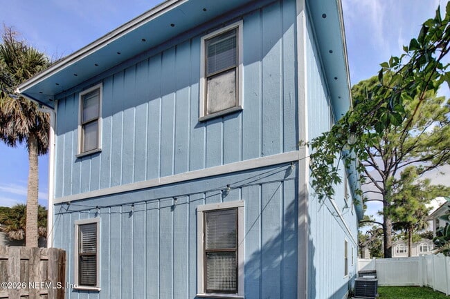 Building Photo - 725 7th Ave S