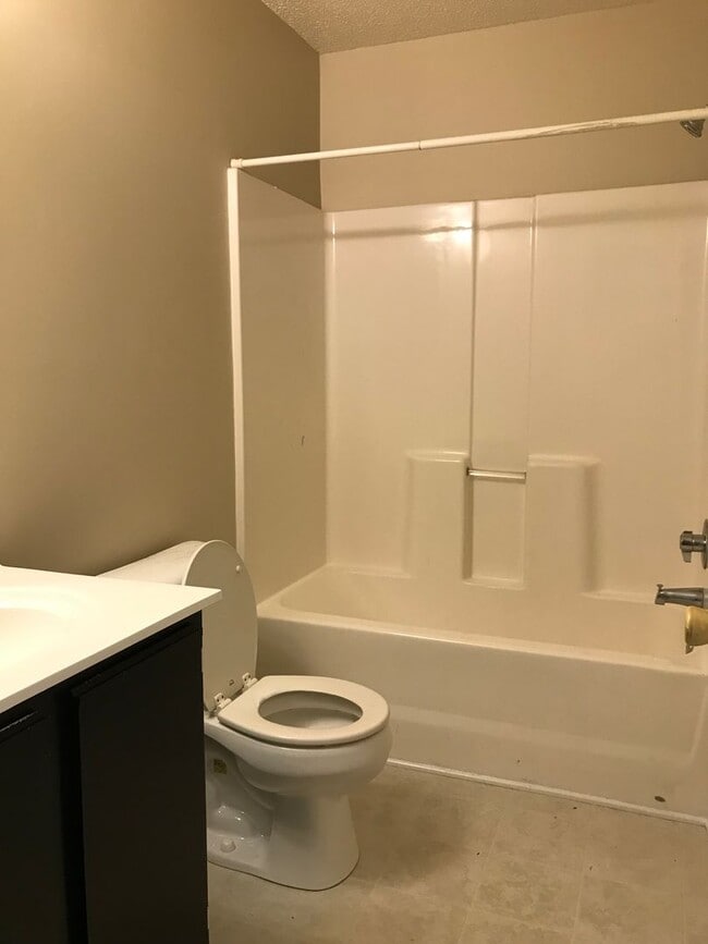 Building Photo - Well Maintained 2 Bedroom 2.5 Bathroom Townhome