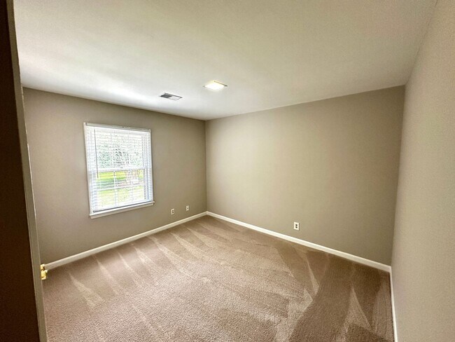 Building Photo - Available to View on 8/29! Luxurious Town ...