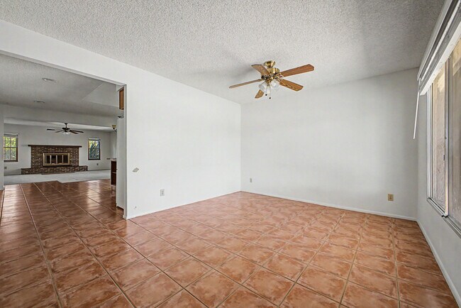 Building Photo - 2822 E Willow Ave