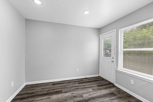 Building Photo - ASAP move in! Charming 3-Bedroom Home in the Heart of Conroe