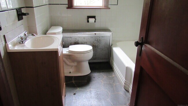 Building Photo - 183 Harwinton Ave