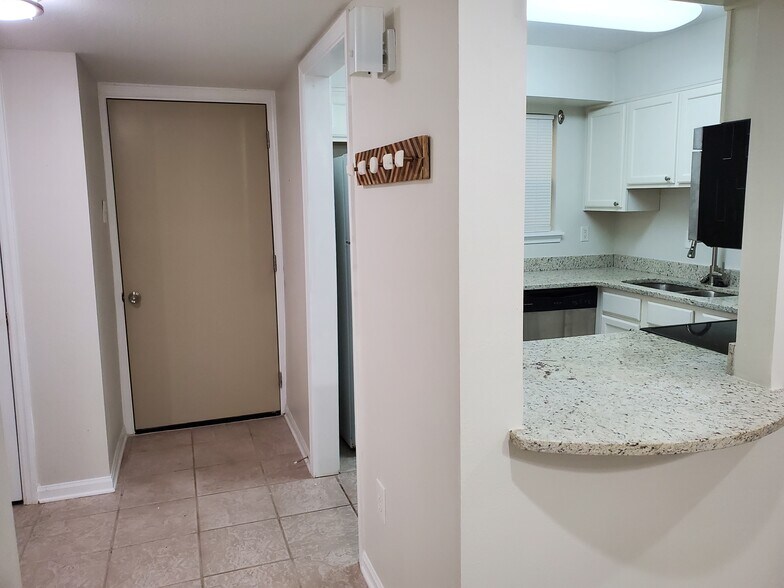 Building Photo - 2500 Houma Blvd