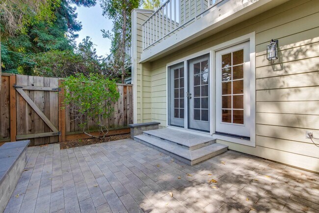 Building Photo - 2-Suite Townhome in Whisman Station Area | Easy Access to 101/237/85