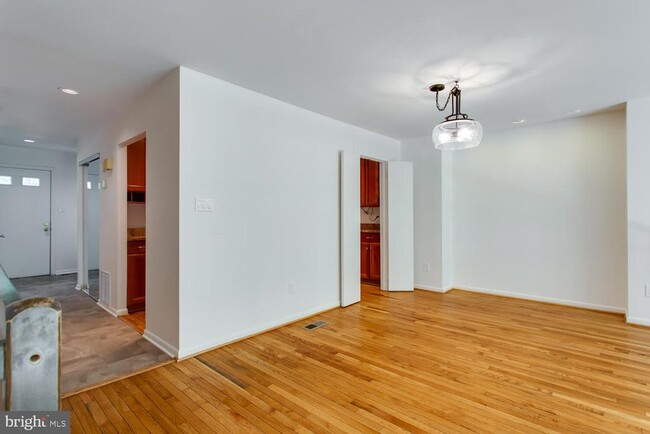 Building Photo - 11121 Watermans Dr