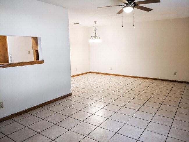 Building Photo - 1098 Rockbrook Ct