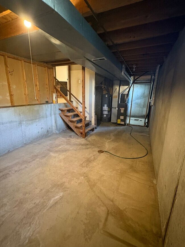 Building Photo - Renovated 2 bedroom duplex ready for move-in!