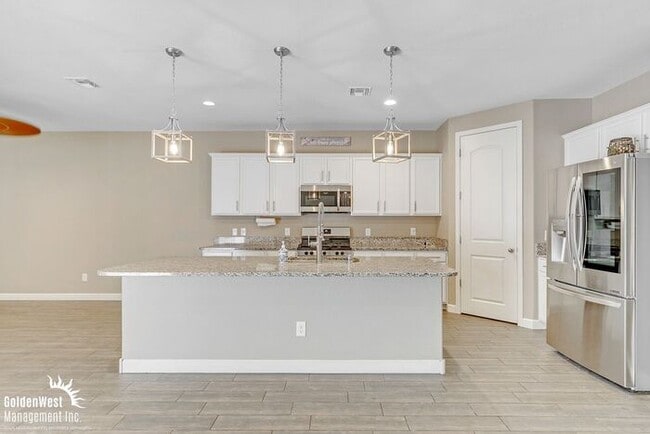 Building Photo - Beautiful 4Bdm 2Ba Two-Story Home with Poo...