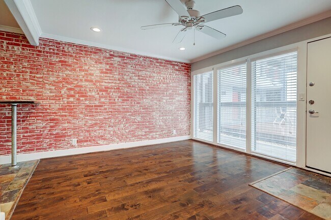 Building Photo - 1501 Hyde Park Blvd