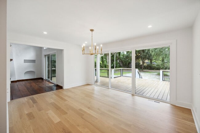 Building Photo - Available 6/15. Stunning, Fully-Rennovated...