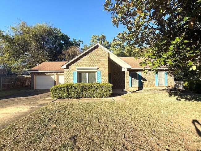 Primary Photo - ** 4 bed 2 bath located in Woodmere Park *...