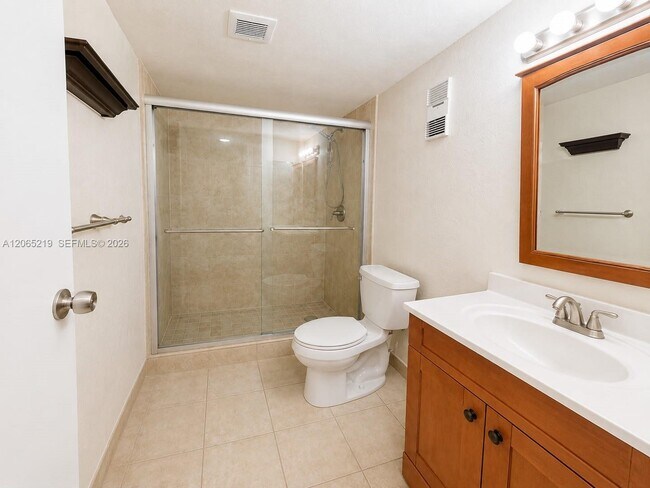 Building Photo - 250 Jacaranda Dr
