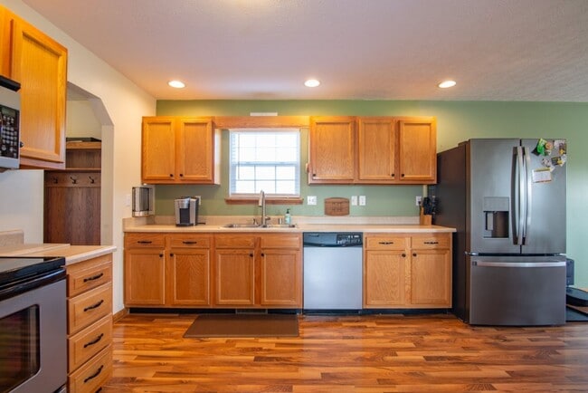 Building Photo - 650 Farmington Dr