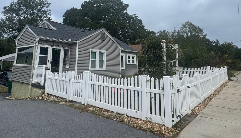 Primary Photo - 306 Stewart St