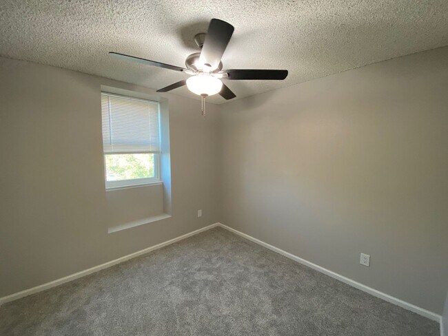 Building Photo - Gorgeous 5+3 On Cul-De-Sac