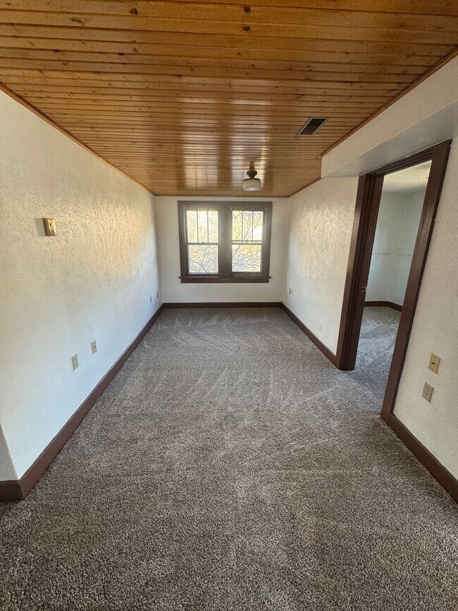 Building Photo - Cave Ave