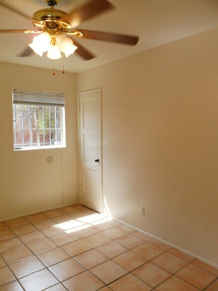 Building Photo - 1328 E Lee St