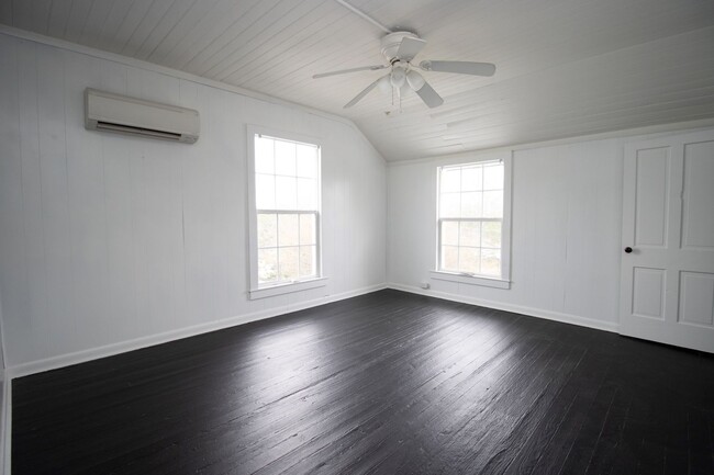 Building Photo - 2 Bedroom, 1.5 Bath in West Columbia, Step...