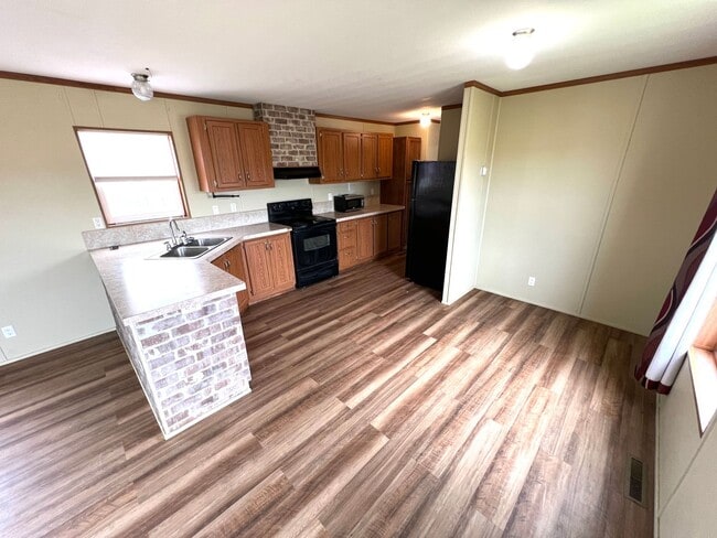 Building Photo - Pet Friendly 3 Bed 2 Bath Mobile Home in t...