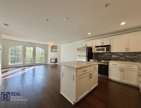Building Photo - Spacious 1 Bed / 1.5 Bath Condo in Desirable Sherwood