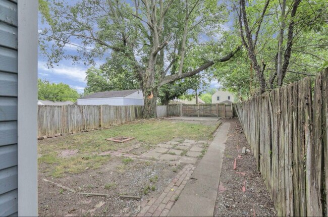 Building Photo - 1364 S Champion Ave