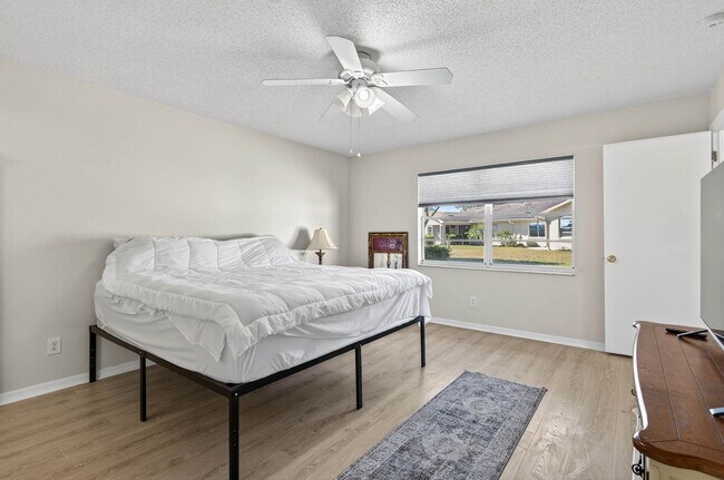 Building Photo - Totally Updated