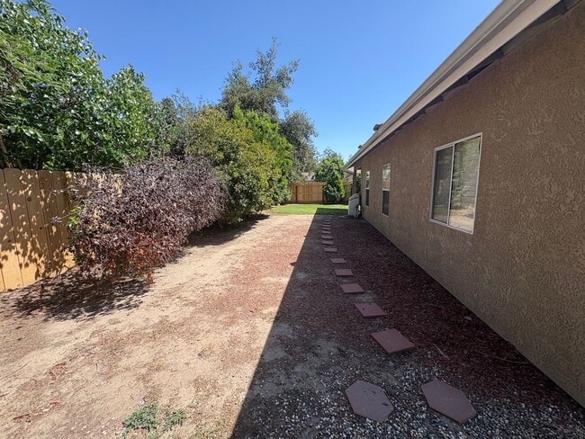 Building Photo - Gorgeous 4 Bedroom in NW Visalia!