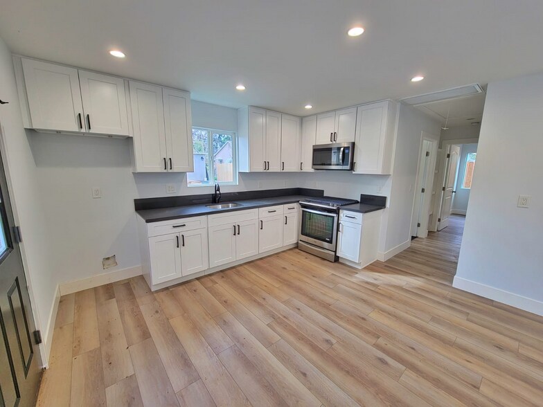 Building Photo - 6842 Yolanda Ave