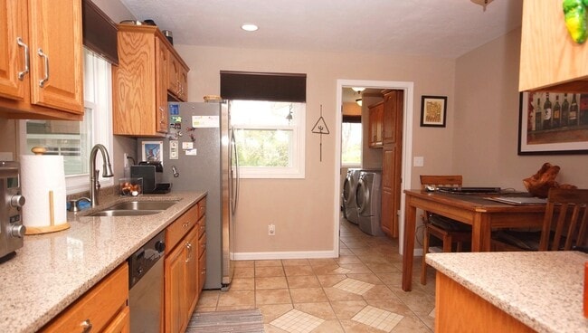 Building Photo - 2 BEDROOM | 1 BATH | WEST SIDE HOME | SING...