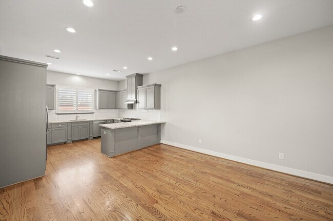 Building Photo - 2547 S Calumet St