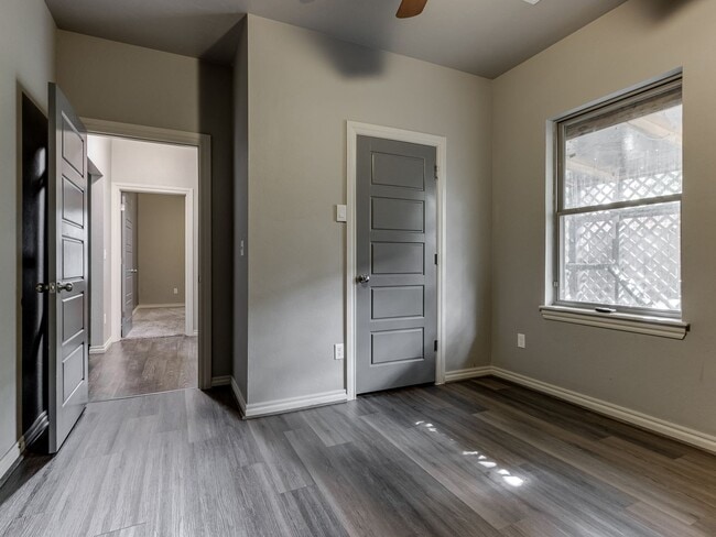 Building Photo - Newer Home + Putnam City Schools + 3 bedrooms