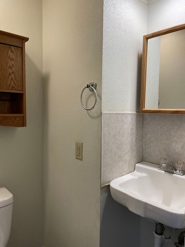 Building Photo - Very Nice 3 Bedroom 2.5 Bathroom Townhome