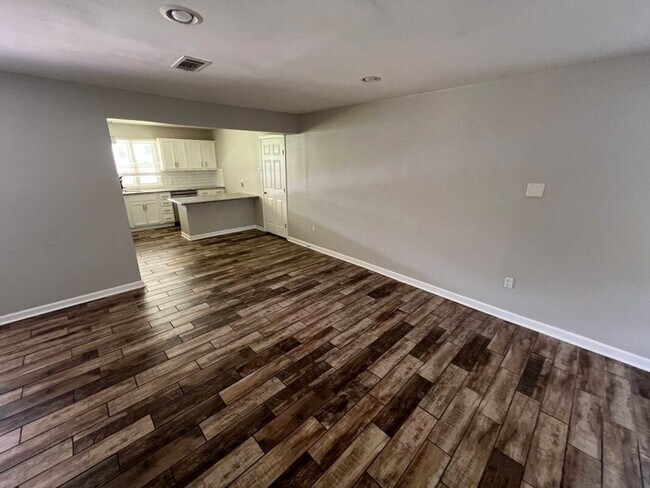 Building Photo - Charming 3BR Rental Featuring Granite Counters & Gas Range