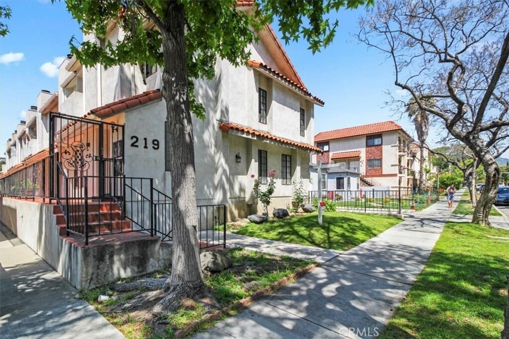 Building Photo - 219 N Isabel St