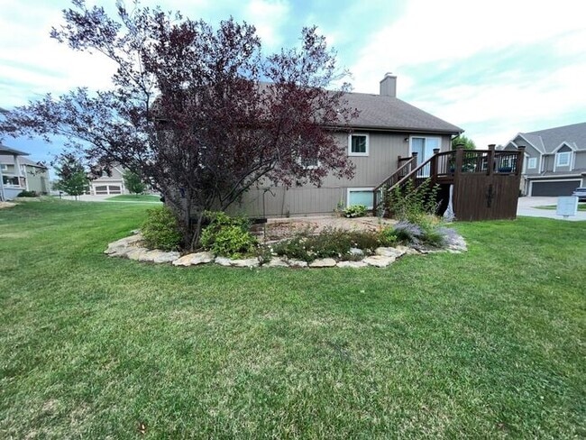 Building Photo - 5 Bedroom, 3 Bathroom California Split Sty...