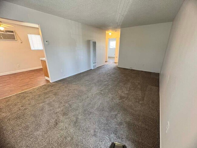 Building Photo - 2 bedroom 1 bathroom Unit Available in Oakdale!