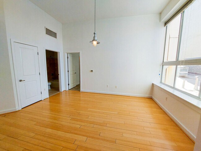 Building Photo - Spacious and Sunlit 1 BR 1 BA in 16th St H...