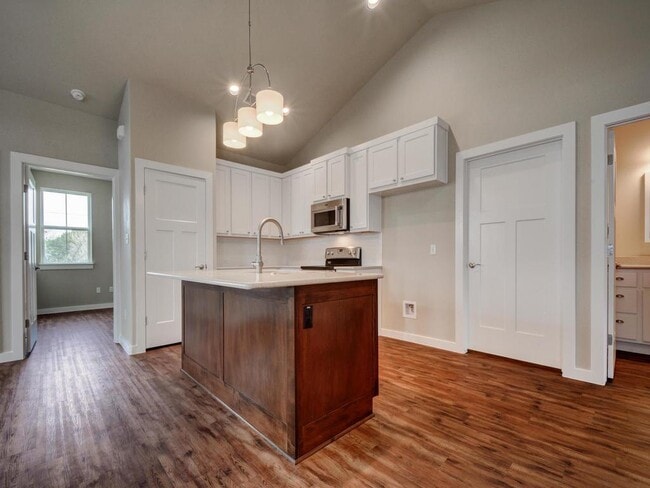 Building Photo - 240 Rose Dr