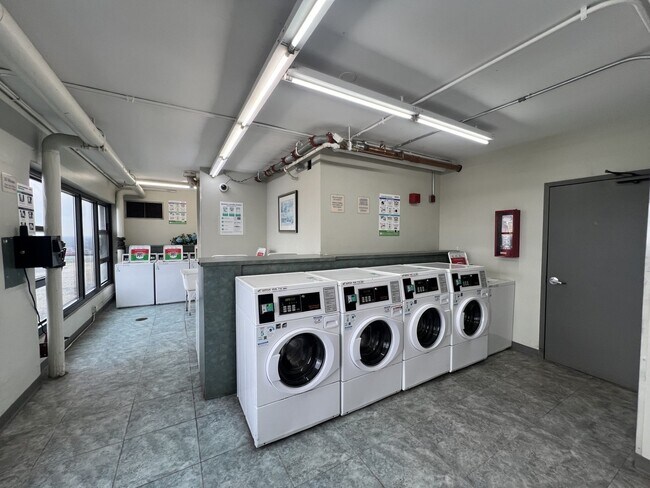 Building Photo - 6700 S South Shore Dr